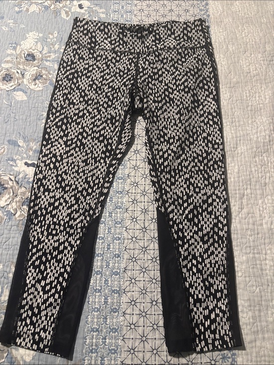 Nike Pants - Nike Black & White Patterned Leggings with mesh size M Like new.